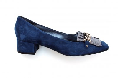 Scollata in camoscio blu con frangia e accessorio  tacco 4 cm € 145,00