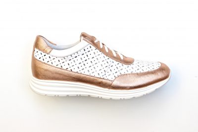 Sneaker forata in pelle bianca e cipria  € 129,90