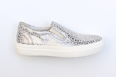 Pantofola con elastici in pelle stampata argento € 125,00