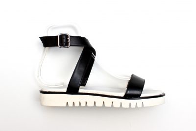 Sandalo con cinturino alla caviglia in pelle nera € 89,90