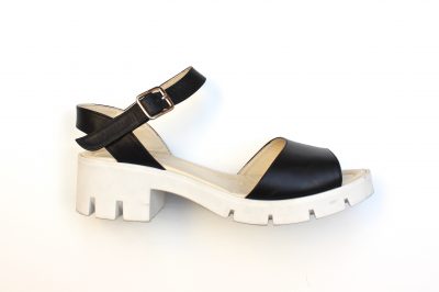 Sandalo in pelle nero € 89,90