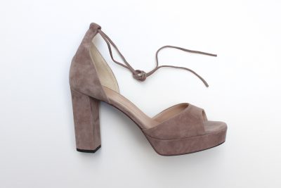 Sandalo con plató in camoscio tortora tacco 10 cm € 165,00