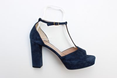 Sandalo con plató in camoscio blu tacco 10 cm € 165,00