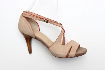 Sandalo con plató in camoscio beige tacco 8 cm € 155,00