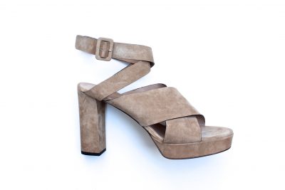 Sandalo con plató in camoscio beige tacco 10 cm € 169,90