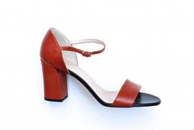 Sandalo bicolore con cinturino alla caviglia tacco 8 cm € 159,90