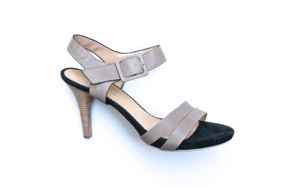 Sandalo con plató in pelle grigia tacco 9 cm  € 135,00