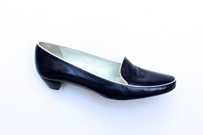 Mocassino in vernice blu tacco 3 cm € 109,90