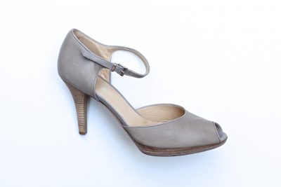 Scollata aperta in punta con cinturino e platò tacco 9 cm € 159,90