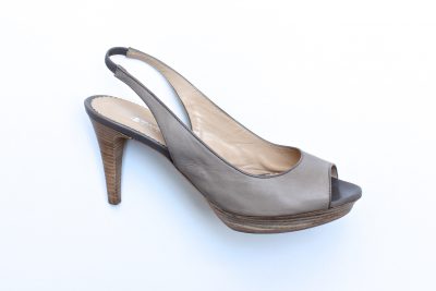 Sandalo con plató in pelle grigia tacco 9 cm € 139,90