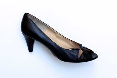 Scollata aperta in punta in pelle nera tacco 5 cm  € 119,90