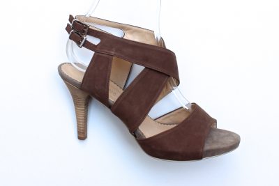Sandalo con plató in nabuk marrone tacco 9 cm  € 135,00