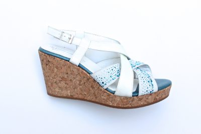 Sandalo con zeppa 8 cm in sughero e listini in pelle bianca con pietre azzurre € 99,90