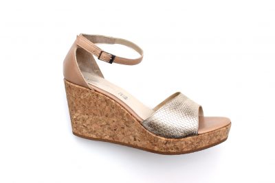 Sandalo con cinturino alla caviglia in pelle color oro e cuoio zeppa in sughero 8 cm € 95,00