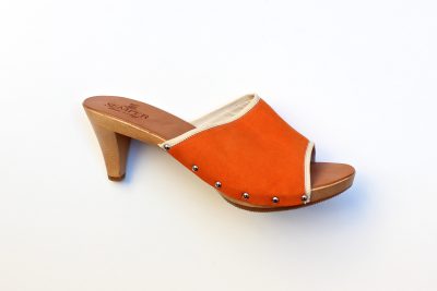 Zoccolo con fascia in camoscio arancione tacco 6 cm  € 95,00