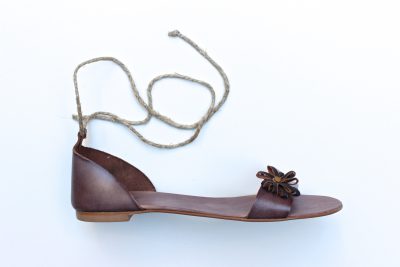 Sandalo con fiore e lacci alla caviglia pelle marrone € 79,90
