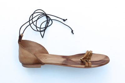 Sandalo con lacci alla caviglia in pelle color cuoio € 79,90