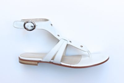 Sandalo con borchie e cinturino alla caviglia pelle bianca € 99,90