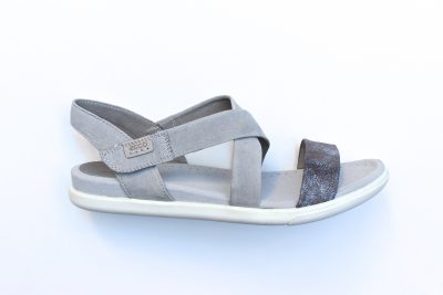 Sandalo con strappo in pelle grigia € 104,90