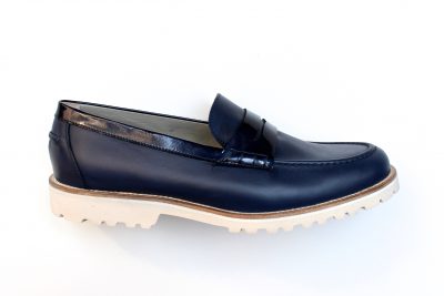 Mocassino in pelle e vernice blu  € 139,90