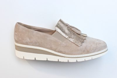 Pantofola con frangia ed elastici in camoscio beige e oro € 139,90