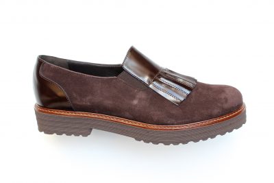 Pantofola da donna con frangia in pelle e camoscio marrone  € 165,00