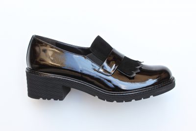 Pantofola da donna con frangia in vernice e camoscio nero € 169,90