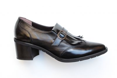 Pantofola da donna con frangia e fibbia in pelle nera tacco 5 cm  € 175,00