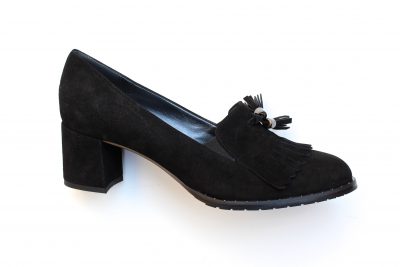 Pantofola da donna in camoscio nero con frangia e nappine tacco 5 cm € 149,90