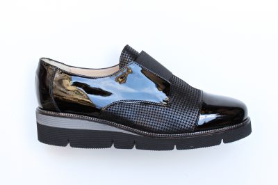 Pantofola da donna con elastico in pelle stampata e vernice nera € 139,90