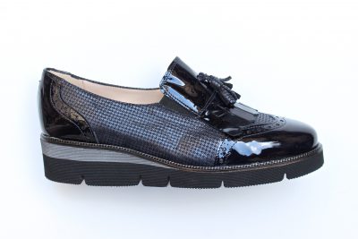 Pantofola da donna con frangia ed elastici in pelle stampata e vernice nera € 149,90