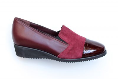 Pantofola da donna con elastici in pelle camoscio e vernice bordeaux € 115,00