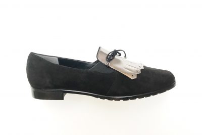 Pantofola da donna con frangia in camoscio nero e pelle argento  € 139,90