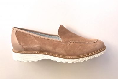 Mocassino da donna misure grandi in camoscio beige  € 165,00