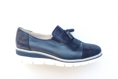 Pantofola da donna con frangia ed elastici in pelle e camoscio blu € 139,90