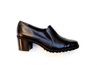 Pantofola da donna con elastici in pelle nera tacco 6 cm € 179,90