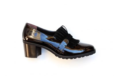 Pantofola da donna con frangia in vernice nera tacco 6 cm € 179,90