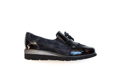 Pantofola da donna con frangia ed elastici in vernice e camoscio blu € 139,90