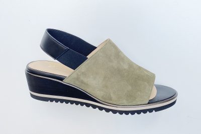 Sandalo da donna in camoscio verde zeppa 5 cm  € 139,90