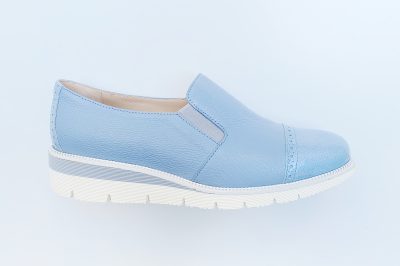 Pantofola da donna con elastici in pelle azzurra € 139,90