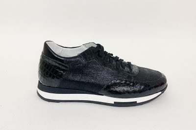 Sneaker in pelle e vernice nera € 135,00