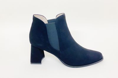 Stivaletto in camoscio nero € 189,90