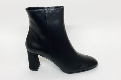 Stivaletto da donna in pelle nera € 229,90