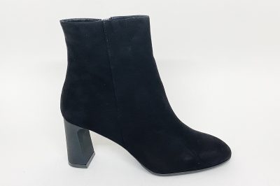 Stivaletto in camoscio nero € 229,90