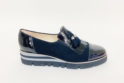 Pantofola con frangia in vernice nera € 149,90