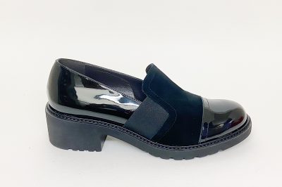 Mocassino in camoscio e vernice nero € 195,00