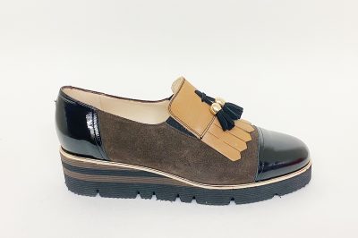 Pantofola con frangia in camoscio e vernice  € 149,90