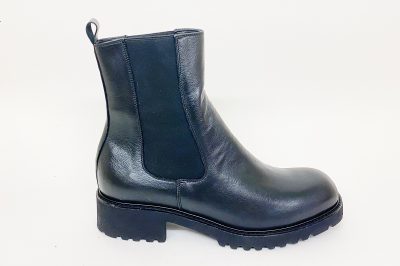 Stivaletto con elastici in pelle nera € 169,90