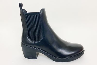 Stivaletto con elastici in pelle nera € 169,90