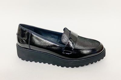 Mocassino da donna in vernice nera  € 110,00
